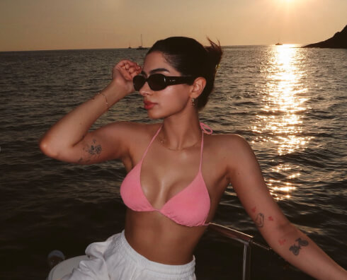 Khushi Kapoor Sun Set Pic